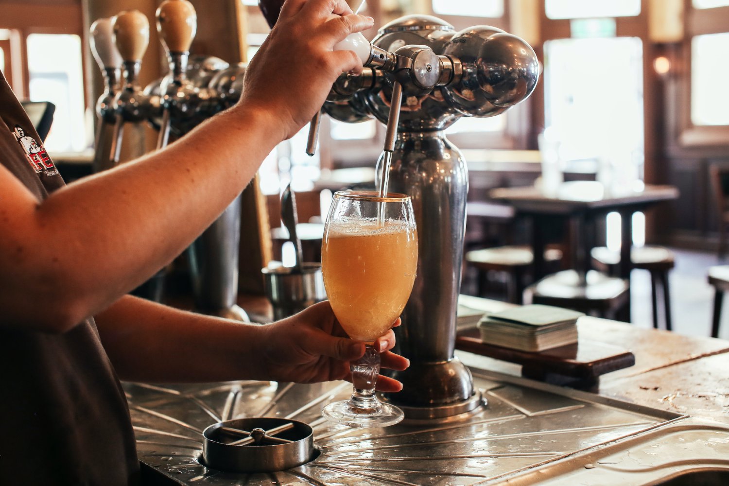 cerveza servida desde una columna