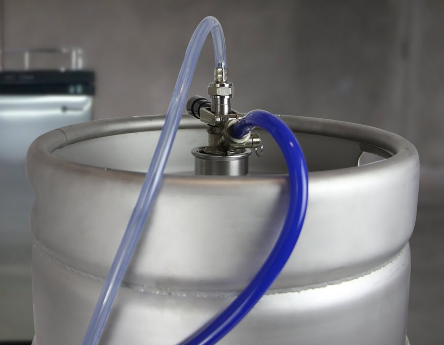 líneas cerveza barril conectado con líneas o tubos de dispensado de cerbeza